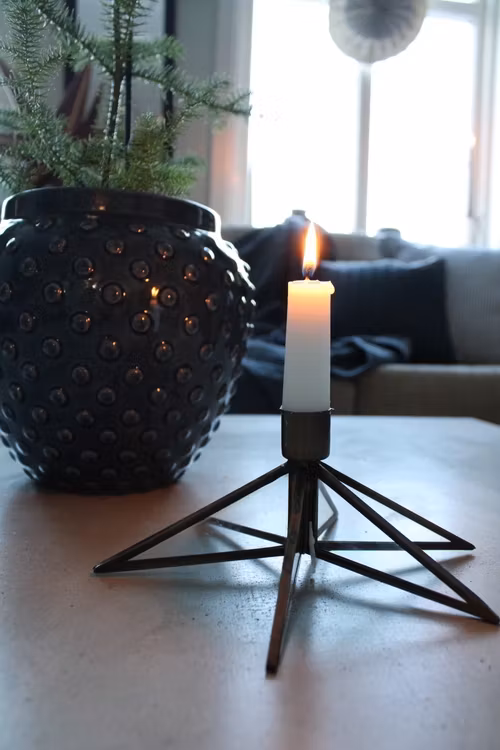 Matteus en ljusstake i metall och glas. Färg: Gul metall med glasinläggningar.