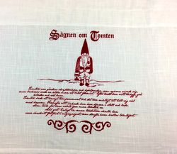 Sägnen om tomten en gardinkappa på metervara, höjd 45 cm. Färg: Vit med ett rött tomtetryck.