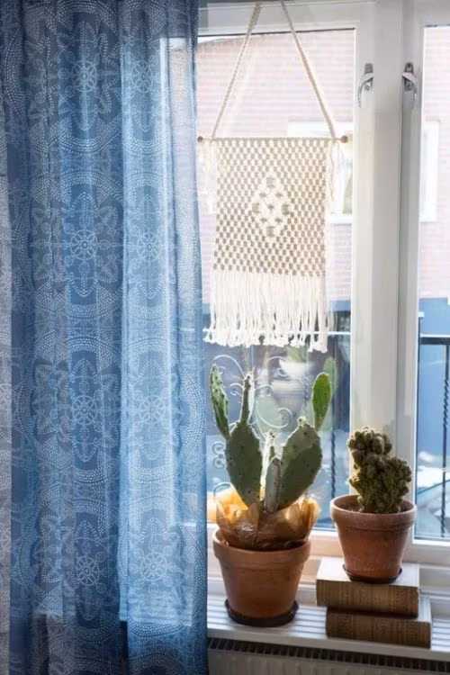 Lana en härligt bohemisk bonad i macramé. Färg: Natur/off-white.