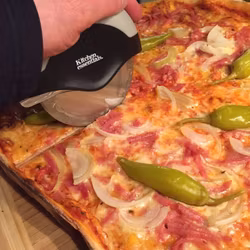 Pizzahjul/pizzaskärare från Kitchen essentials/Modern house. Färg: Svart, grå och metallfärgad.