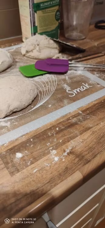 Slickepott i silikon med stålhandtag. Färg: Grön.
