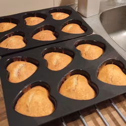 Bakform till 6 st hjärtformade muffins från Modern house. Färg: Svart.