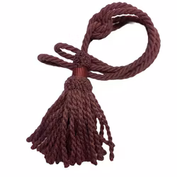 Tassel/gardinomtag med tofs från Gunnar Winter och systrar. Färg: Vinröd.