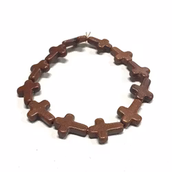 Armband med kors i polystone med elastiskt band. Art.nr: H 02002. Färg: Brunt.