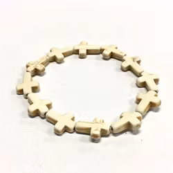 Armband med kors i polystone med elastiskt band. Art.nr: H 02002. Färg: Off-white.