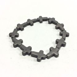 Armband med kors i polystone med elastiskt band. Art.nr: H 02002. Färg: Grå.