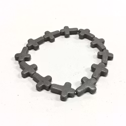 Armband med kors i polystone med elastiskt band. Art.nr: H 02002. Färg: Grå.