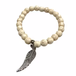 Armband med pärlor och en metallberlock med en fjäder och elastiskt band. Art.nr: H 02007. Färg: Off-white.