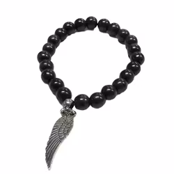Armband med pärlor och en metallberlock med en fjäder och elastiskt band. Art.nr: H 02007. Färg: Svart.