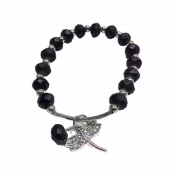 Armband med pärlor i polystone och en metallberlock med en slända. Art.nr: H 02006. Färg: Svart.
