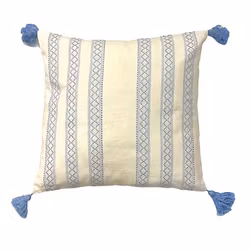 Vimmerby ett vitt kuddfodral i bomull med ett invävt blått mönster och tofsar i hörnen från Arvidssons textil, mått 45 x 45 cm.