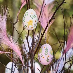 Paulinas påskägg i ett sexpack från Cult design att dekorera påskriset med. Färg: Vita och lila påskägg med ett blommönster.
