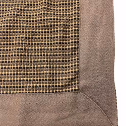 Lola en brun matta i 100% bomull med langetterad kant från Svanefors i mått 140 x 210 cm.