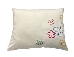 Kuddfodral i bomull med broderade blommor. Färg: Vitt med broderade blommor i gult, rött, orange, grönt och blått..