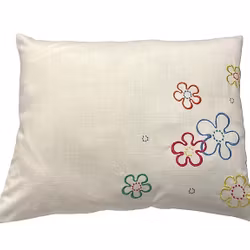 Kuddfodral i bomull med broderade blommor. Färg: Vitt med broderade blommor i gult, rött, orange, grönt och blått..