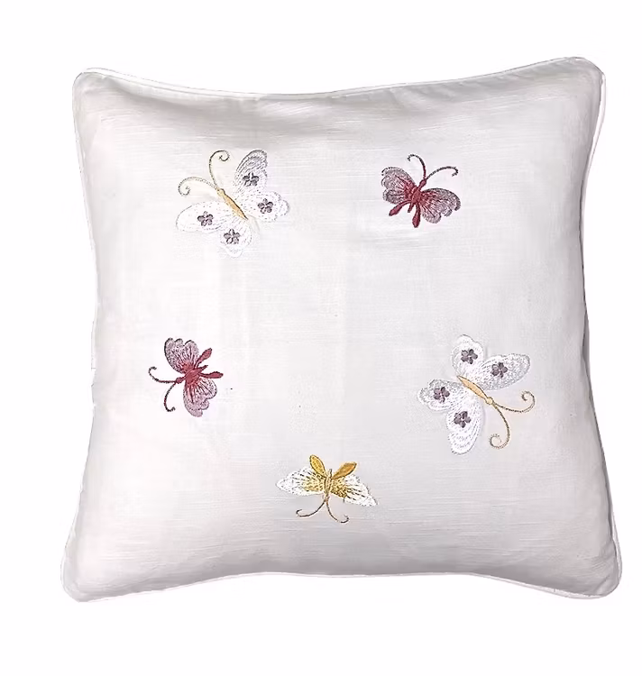 Butterfly ett kuddfodral i bomull med broderade fjärilar. Färg: Vitt med broderade fjärilar i vitt, rosa och gult.
