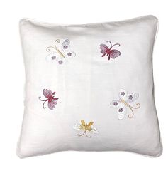 Butterfly ett kuddfodral i bomull med broderade fjärilar. Färg: Vitt med broderade fjärilar i vitt, rosa och gult.