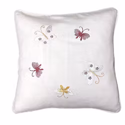 Butterfly ett kuddfodral i bomull med broderade fjärilar. Färg: Vitt med broderade fjärilar i vitt, rosa och gult.