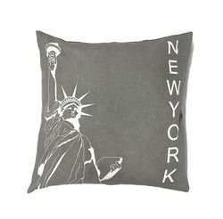 Liberty ett grått kuddfodral i bomull med frihetsgudinnan i vitt från Arvidssons textil, mått 45 x 45 cm.