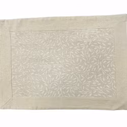 Tablett i linne, viscose och polyester.. Färg: Linnefärgad med vita blomslingor.