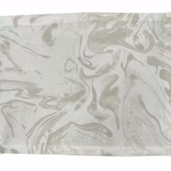 Marble en tablett i bomull. Färg: Vit med ett marmorerat grått mönster.