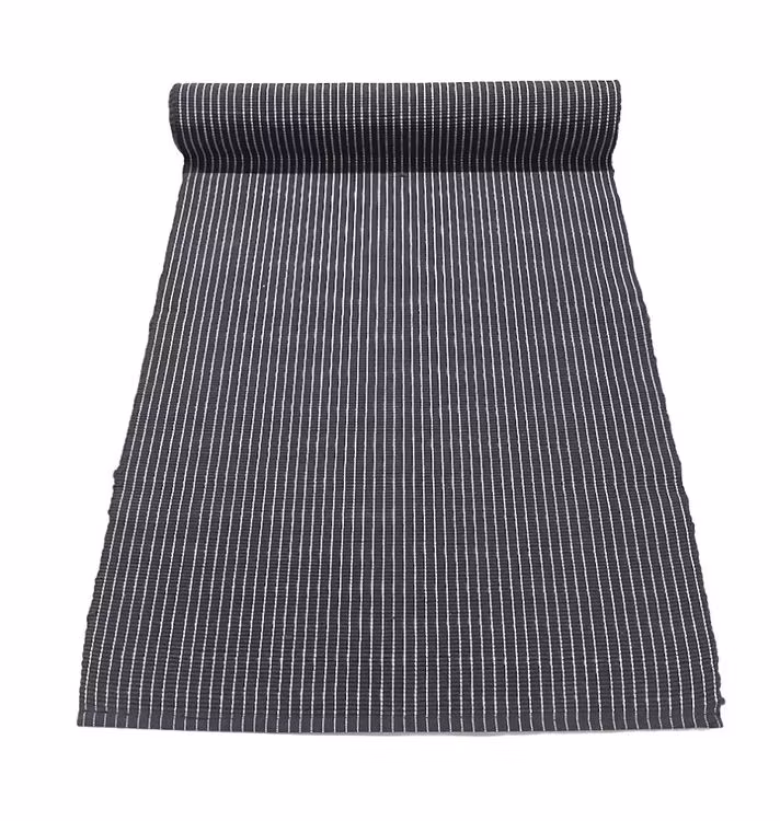 Falun en mörkblå löpare med vita ränder i bomull från Arvidssons textil, mått 40 x 140 cm.