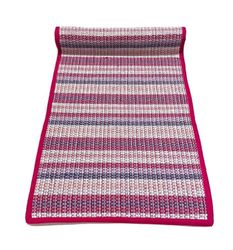 Sprall en vävd löpare i rosa, blått, vitt, lila med rosa kantband i bomull från Boel & Jan, mått 45 x 140 cm.