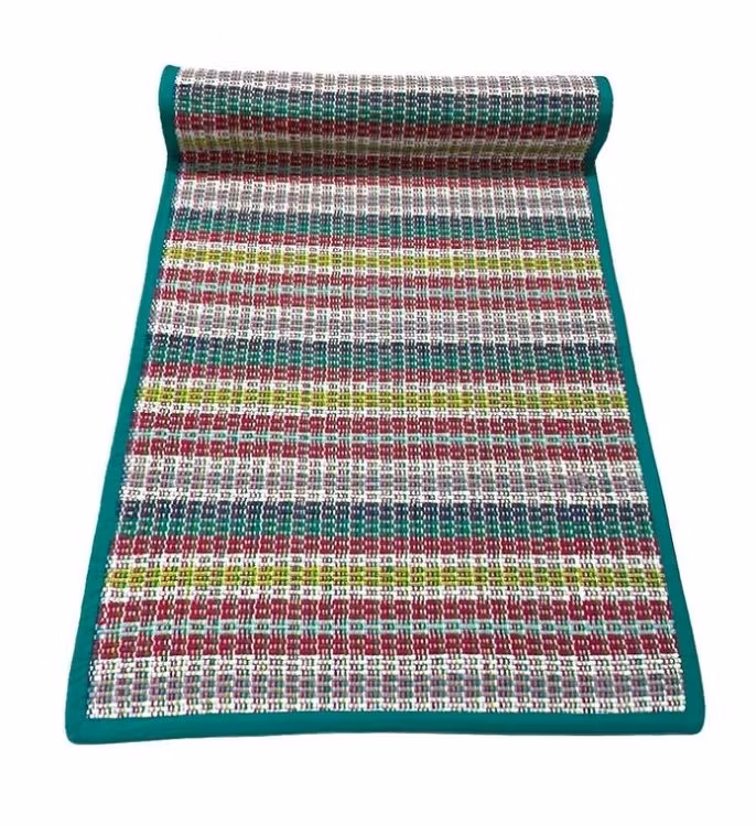 Sprall en vävd löpare i grönt, blått, vitt, lila och med ett grönt kantband i bomull från Boel & Jan, mått 45 x 140 cm