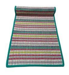 Sprall en vävd löpare i grönt, blått, vitt, lila och med ett grönt kantband i bomull från Boel & Jan, mått 45 x 140 cm