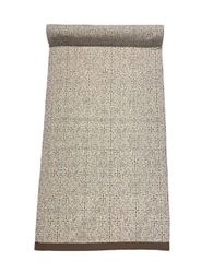 Aymara en beige löpare med ett mönster i brunt och orange i bomull från Jakobsdals, mått 40 x 120 cm.