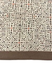 Aymara en beige löpare med ett mönster i brunt och orange i bomull från Jakobsdals, mått 40 x 120 cm.