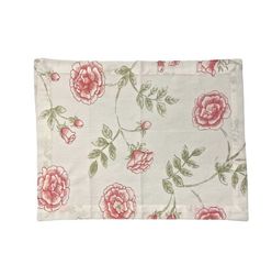 Rosenslinga  en tablett i bomull med rostryck från Gripsholm. Färg: Vit med rosa rosor och gröna blad.
