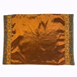 Tablett i orientalisk stil i blanka textilier. Färg: Rost och multifärgad.