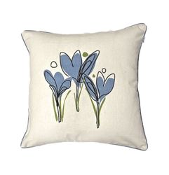 Krokus ett kuddfodral i bomull. Färg: Vitt med ett tryck med blå blommor och gröna blad.