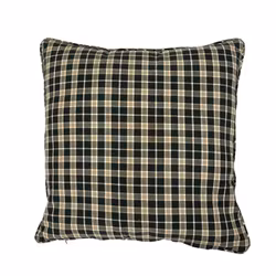Rutigt ett mörkgrönt och beigerutigt kuddfodral i bomull från Svanefors, mått 45 x 45 cm.