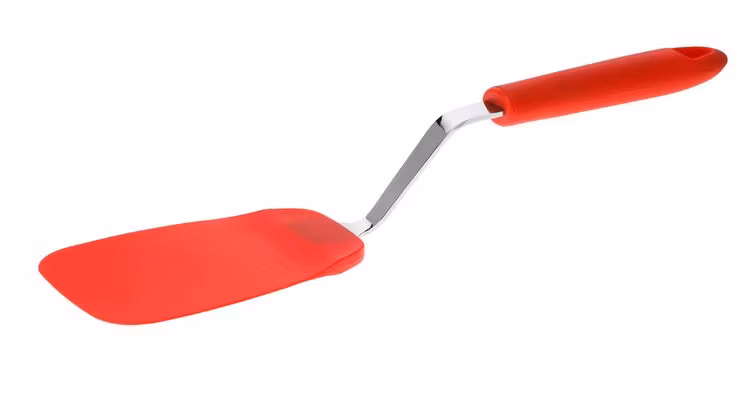 Stekspade i silikon från Kitchen essentials. Färg: Röd och metallfärgad.
