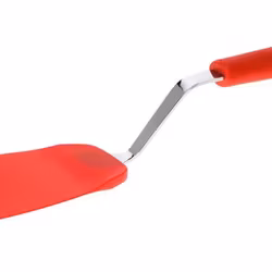 Stekspade i silikon från Kitchen essentials. Färg: Röd och metallfärgad.