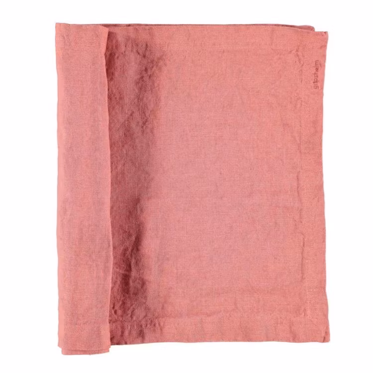 Löpare i tvättat linne som ger en mjuk känsla och fin patina från Gripsholm i färg withered rose, rosa. 35 x 120 cm.