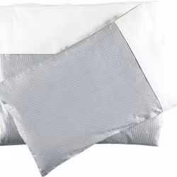 Pauline ett bäddset till spjälsäng från Gripsholm i 100% bomull i färg grå och vit.