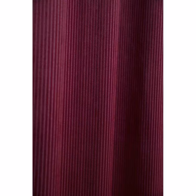 Chelly ett rött gardinset i en präglad sammet med multiband från Svanefors, mått 2 x 140 x 280 cm.