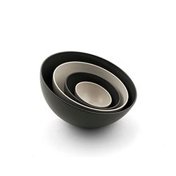 Tilt ett skålset med 4 skåla i olika storlekar i 100% biologiskt nedbrytbar bambufiber från Three by three, 2 st grå och 2 st sandfärgade skålar.