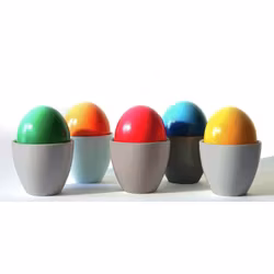 Popp en äggkopp i melamin från modern house i ljusgrått.