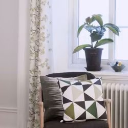 Körsbärsblom en vit multibandslängd med en japanskinspirerad blomslinga i gröna toner från Svanefors, mått 1 x 140 x 250 cm.