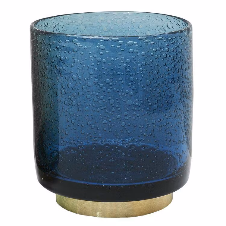 Bubbles en ljuslykta i glas med en fot i mässing. Färg: Blå med en fot i mässing.