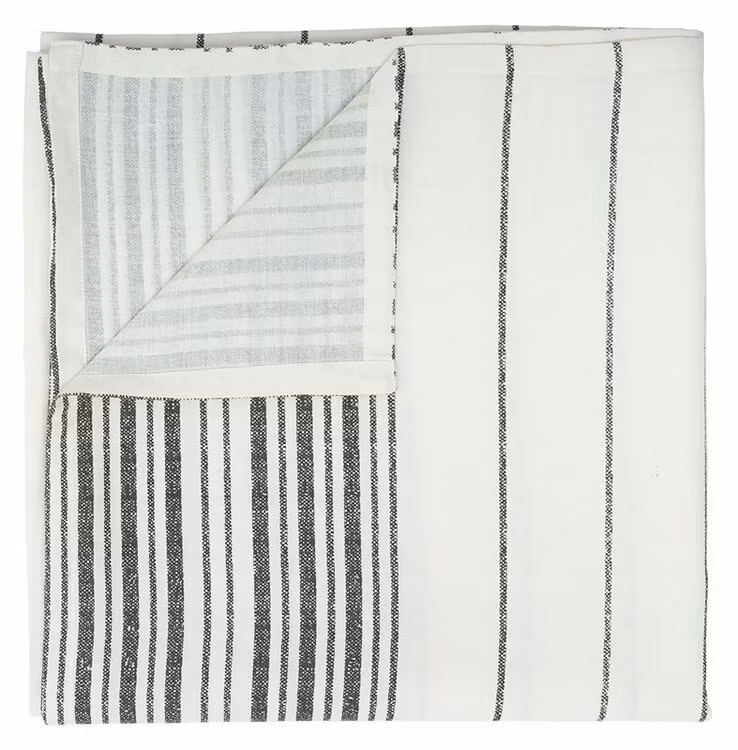 Kitchen en bordsduk i linne och bomull. Färg: Off-white och svart.