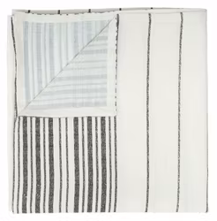 Kitchen en bordsduk i linne och bomull. Färg: Off-white och svart.