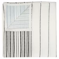 Kitchen en bordsduk i linne och bomull. Färg: Off-white och svart.