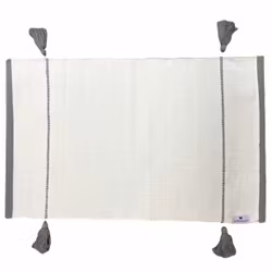 Särö en vit och grå bomullsmatta med sköna tofsar från PR Home i mått 50 x 80 cm. Färg: Vit med grå ränder och grå tofsar.