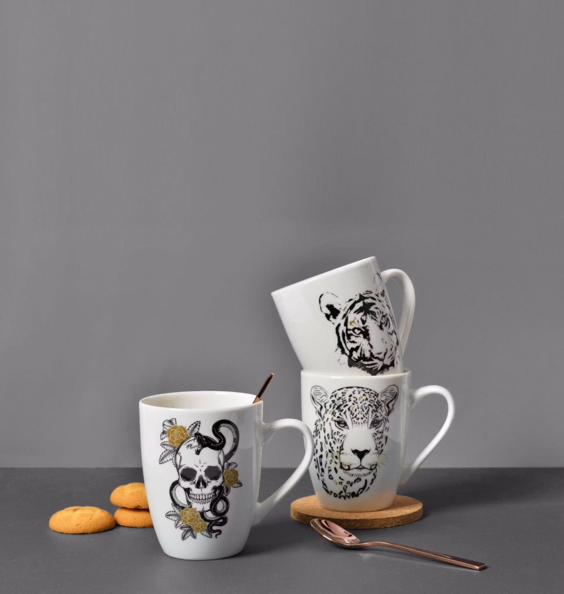 Skulls and snakes en vit, svart och guldfärgad kaffe/te/chokladmugg från d'aventure, 350 ml.