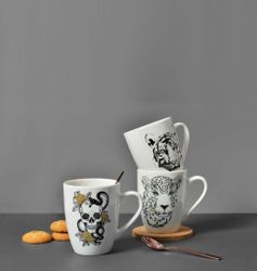 Skulls and snakes en vit, svart och guldfärgad kaffe/te/chokladmugg från d'aventure, 350 ml.